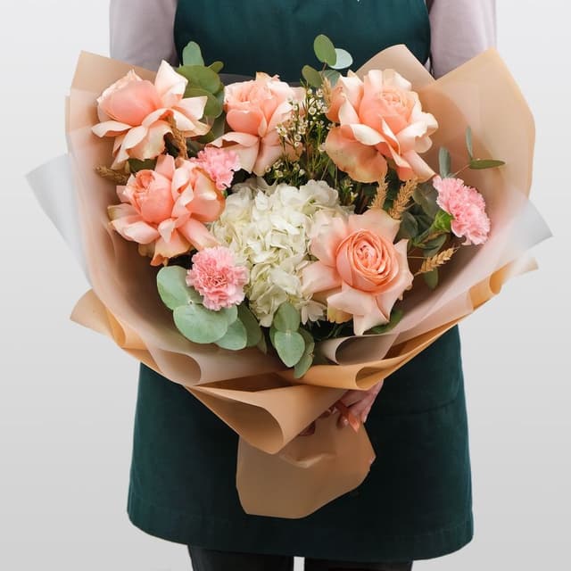 Букет из Гортензии, Роз и Гвоздики «Кремовый восторг» Букет из Гортензии, Роз и Гвоздики «Кремовый восторг»