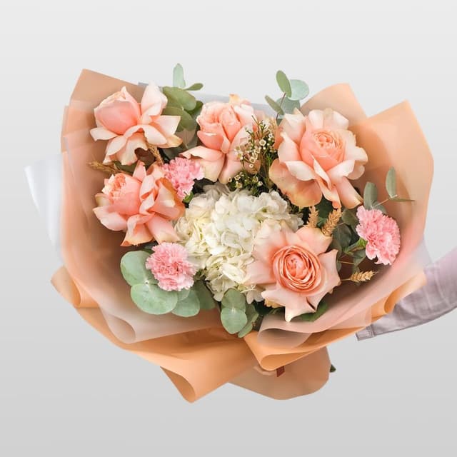 Букет из Гортензии, Роз и Гвоздики «Кремовый восторг» Букет из Гортензии, Роз и Гвоздики «Кремовый восторг»