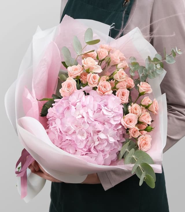 Букет из Гортензий и Кустовых Роз «Парижанка» Букет из Гортензий и Кустовых Роз «Парижанка»