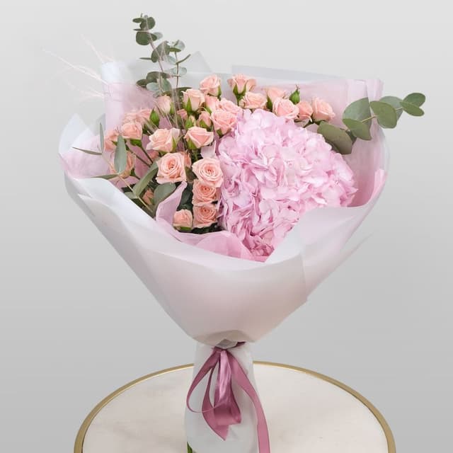 Букет из Гортензий и Кустовых Роз «Парижанка» Букет из Гортензий и Кустовых Роз «Парижанка»