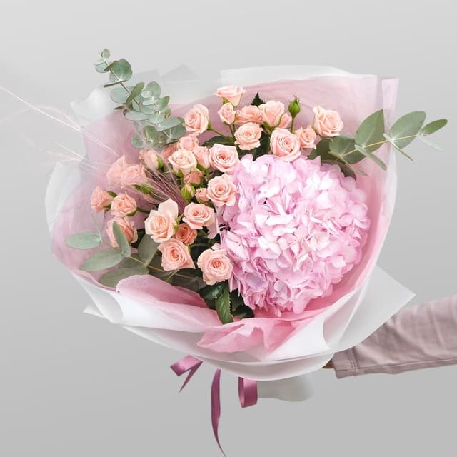 Букет из Гортензий и Кустовых Роз «Парижанка» Букет из Гортензий и Кустовых Роз «Парижанка»