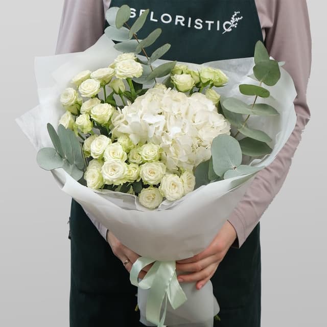 Букет из Гортензии и Кустовых Роз «Чудесной» с эвкалиптом Букет из Гортензии и Кустовых Роз «Чудесной» с эвкалиптом