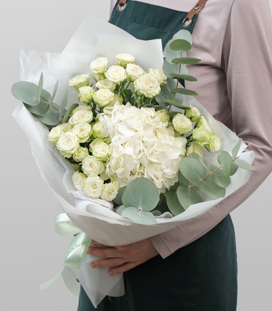 Букет из Гортензии и Кустовых Роз «Чудесной» с эвкалиптом