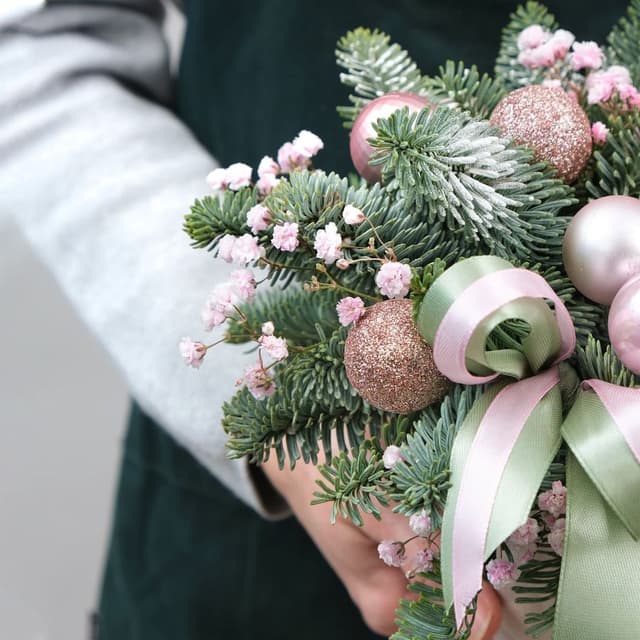 Композиция из Нобилиса и Гипсофилы «Новогоднее счастье» Композиция из Нобилиса и Гипсофилы «Новогоднее счастье»