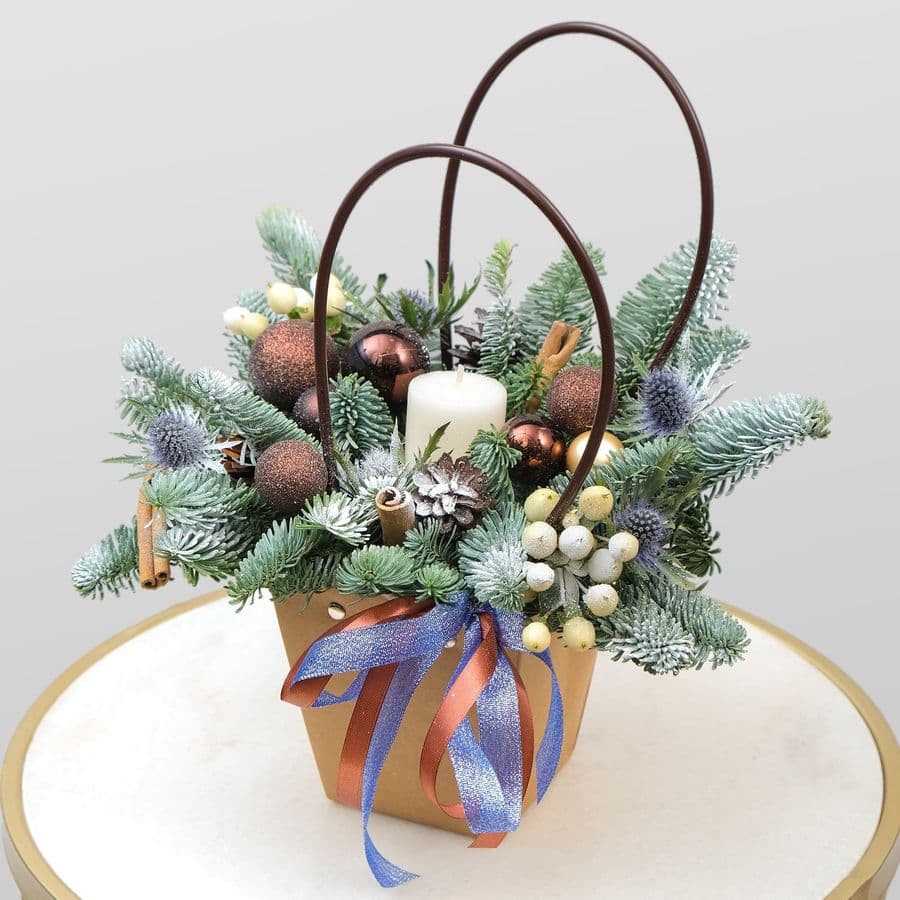 Композиция из Нобилиса, Гиперикума и Эрингиума «Зимний уют»