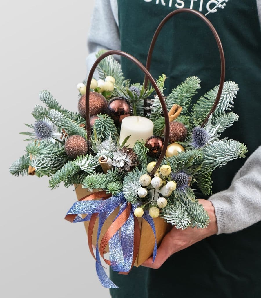 Композиция из Нобилиса, Гиперикума и Эрингиума «Зимний уют»