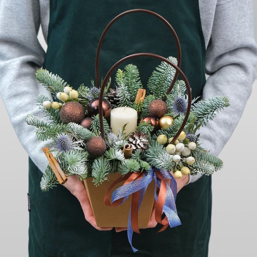 Композиция из Нобилиса, Гиперикума и Эрингиума «Зимний уют»