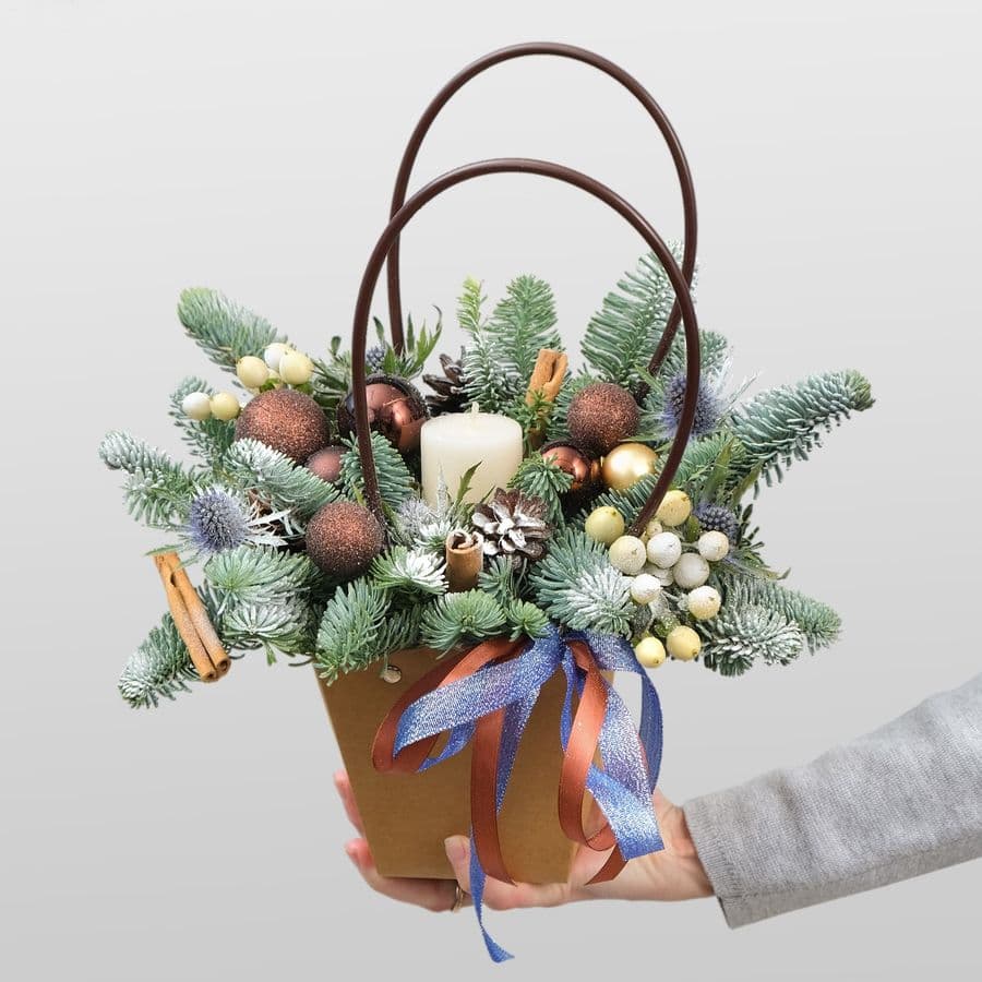 Композиция из Нобилиса, Гиперикума и Эрингиума «Зимний уют»