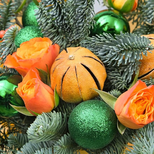 Букет из Роз, Нобилиса и Илекса «Оранж» Букет из Роз, Нобилиса и Илекса «Оранж»