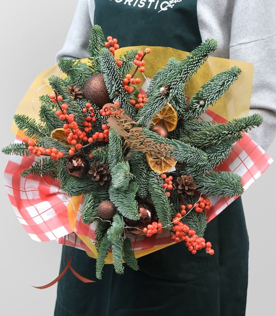 Букет из Нобилиса и Илекса «Щедрый Вечер»