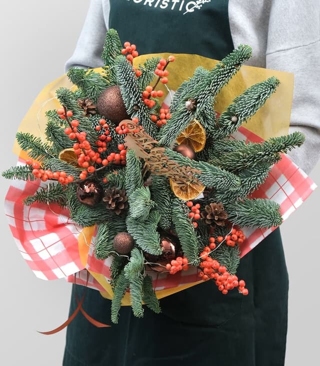 Букет из Нобилиса и Илекса «Щедрый Вечер» Букет из Нобилиса и Илекса «Щедрый Вечер»