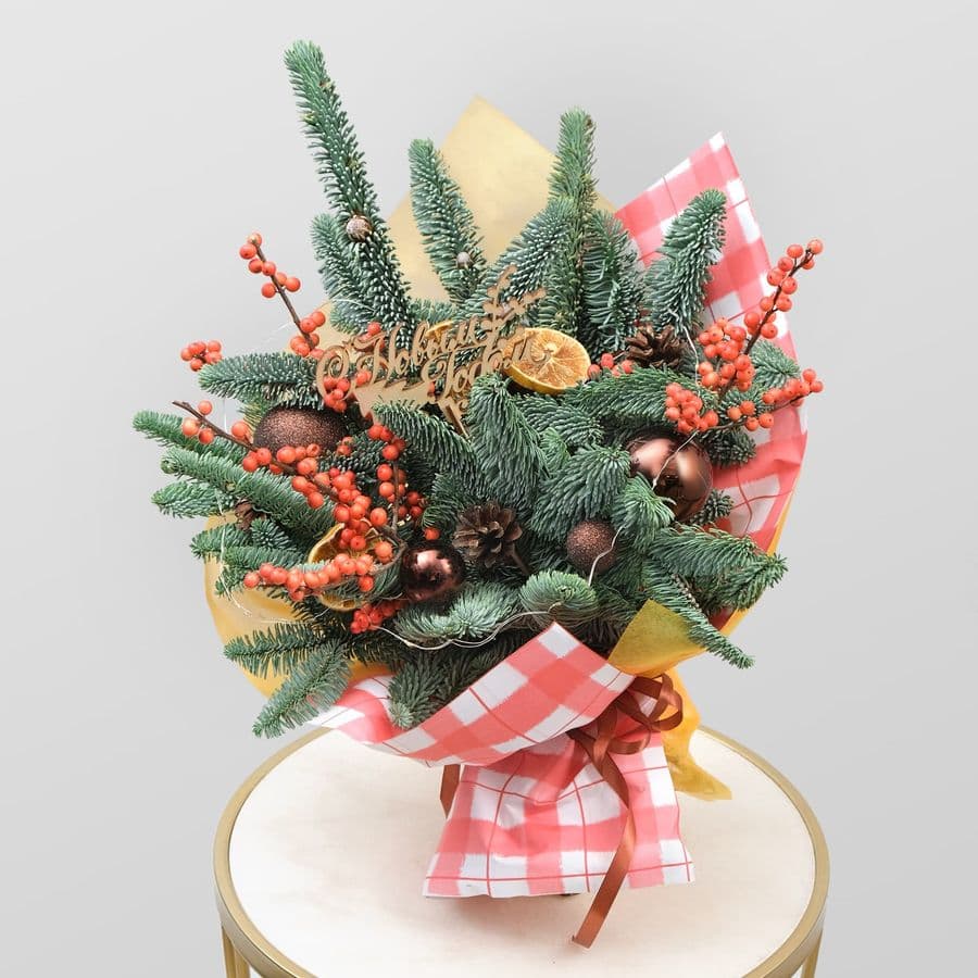 Букет из Нобилиса и Илекса «Щедрый Вечер»