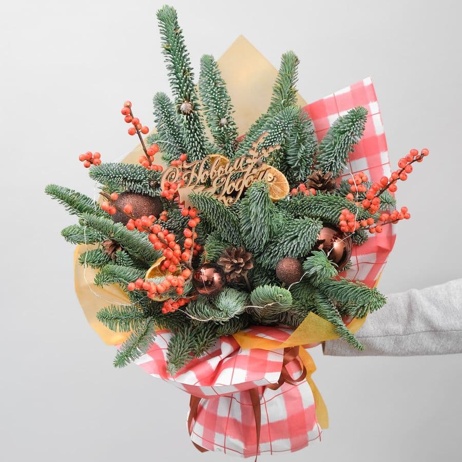 Букет из Нобилиса и Илекса «Щедрый Вечер»