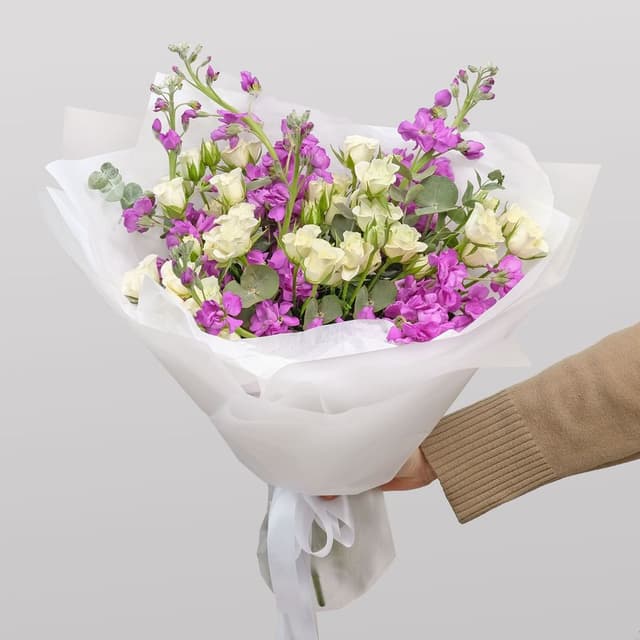 Букет из кустовых Роз и Маттиолы «Ангелина» Букет из кустовых Роз и Маттиолы «Ангелина»