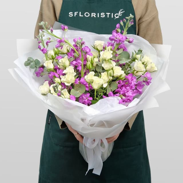 Букет из кустовых Роз и Маттиолы «Ангелина» Букет из кустовых Роз и Маттиолы «Ангелина»