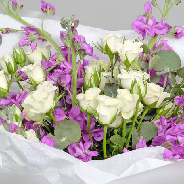 Букет из кустовых Роз и Маттиолы «Ангелина» Букет из кустовых Роз и Маттиолы «Ангелина»