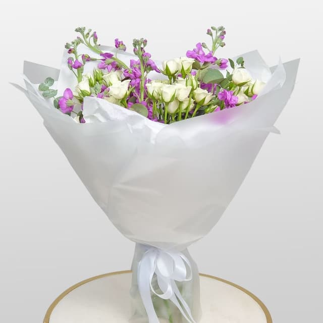 Букет из кустовых Роз и Маттиолы «Ангелина» Букет из кустовых Роз и Маттиолы «Ангелина»