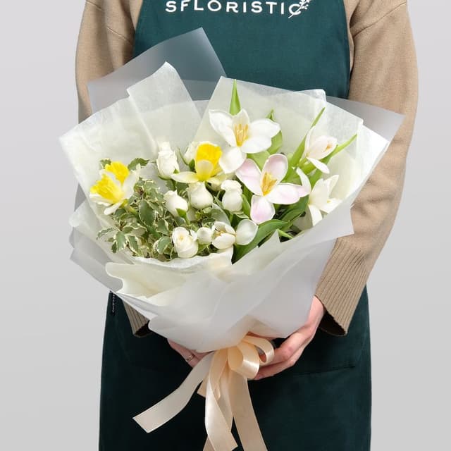 Букет из Нарцисса, Тюльпана и кустовых Роз «Первый лучик» Букет из Нарцисса, Тюльпана и кустовых Роз «Первый лучик»