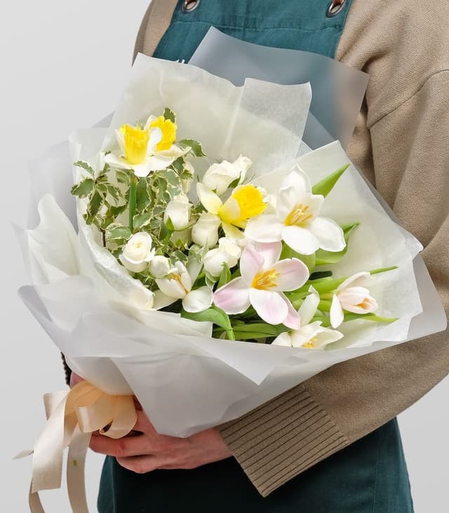 Букет из Нарцисса, Тюльпана и кустовых Роз «Первый лучик» Букет из Нарцисса, Тюльпана и кустовых Роз «Первый лучик»