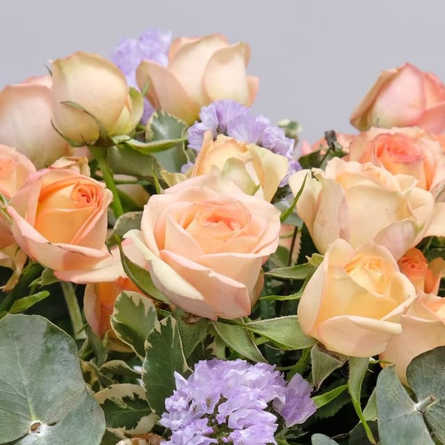 Композиция из кустовых Роз и Статицы «Цветана» Композиция из кустовых Роз и Статицы «Цветана»