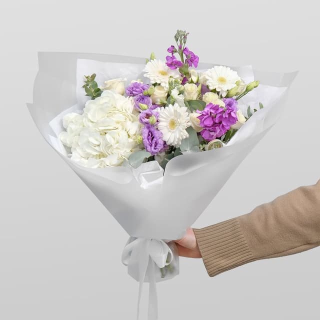 Букет из Гортензии, Гермини и Роз «Летнее Небо» Букет из Гортензии, Гермини и Роз «Летнее Небо»