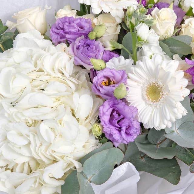 Букет из Гортензии, Гермини и Роз «Летнее Небо» Букет из Гортензии, Гермини и Роз «Летнее Небо»