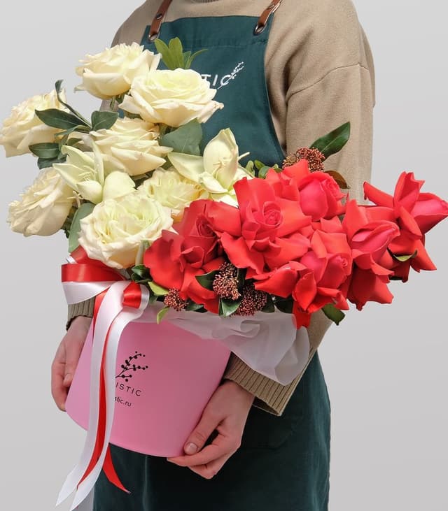 Композиция из Роз и Амариллиса в шляпной коробке «Восьмое чудо света» Композиция из Роз и Амариллиса в шляпной коробке «Восьмое чудо света»