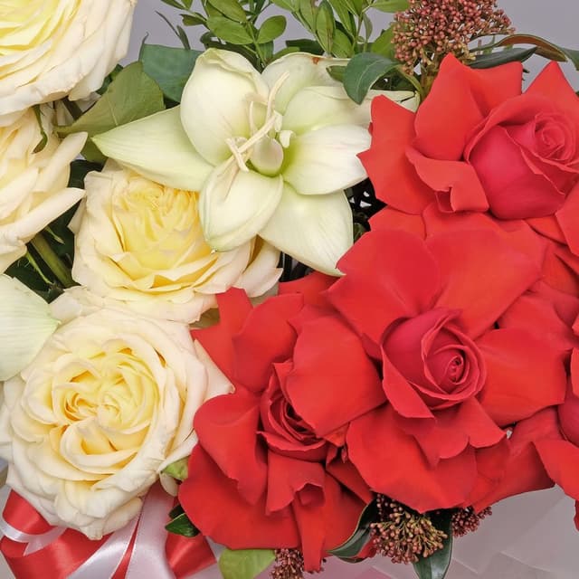 Композиция из Роз и Амариллиса в шляпной коробке «Восьмое чудо света» Композиция из Роз и Амариллиса в шляпной коробке «Восьмое чудо света»