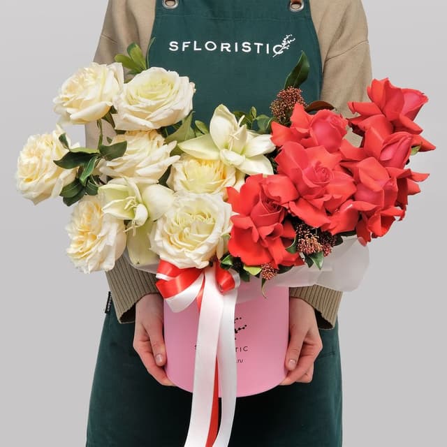 Композиция из Роз и Амариллиса в шляпной коробке «Восьмое чудо света» Композиция из Роз и Амариллиса в шляпной коробке «Восьмое чудо света»