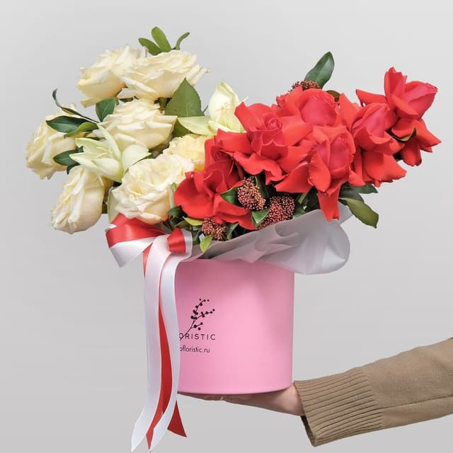 Композиция из Роз и Амариллиса в шляпной коробке «Восьмое чудо света» Композиция из Роз и Амариллиса в шляпной коробке «Восьмое чудо света»