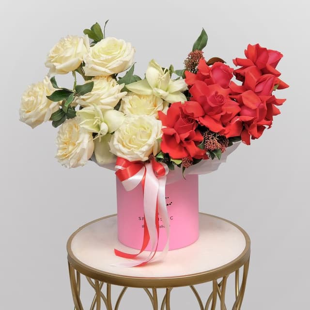 Композиция из Роз и Амариллиса в шляпной коробке «Восьмое чудо света» Композиция из Роз и Амариллиса в шляпной коробке «Восьмое чудо света»