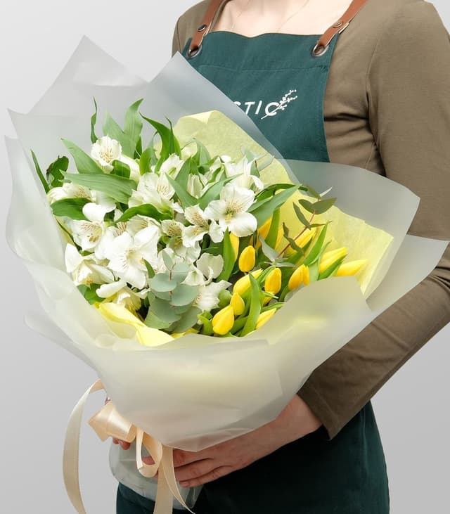 Букет из Альстромерий и Тюльпанов «Белое Солнце» Букет из Альстромерий и Тюльпанов «Белое Солнце»