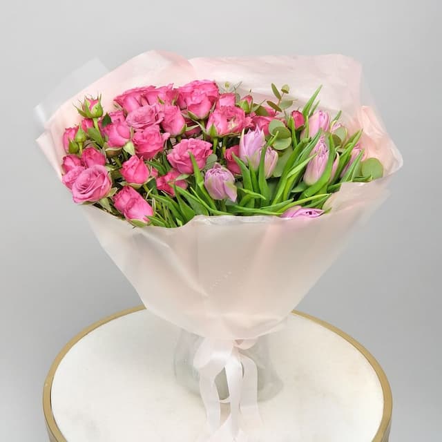 Букет из Тюльпанов и Кустовых Роз «Лучики Любви» Букет из Тюльпанов и Кустовых Роз «Лучики Любви»