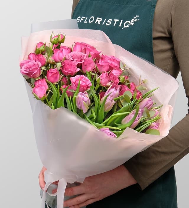 Букет из Тюльпанов и Кустовых Роз «Лучики Любви» Букет из Тюльпанов и Кустовых Роз «Лучики Любви»