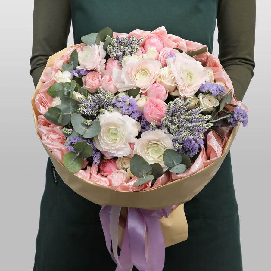 Букет из Ранункулюсов и Роз «Радуга цветов»