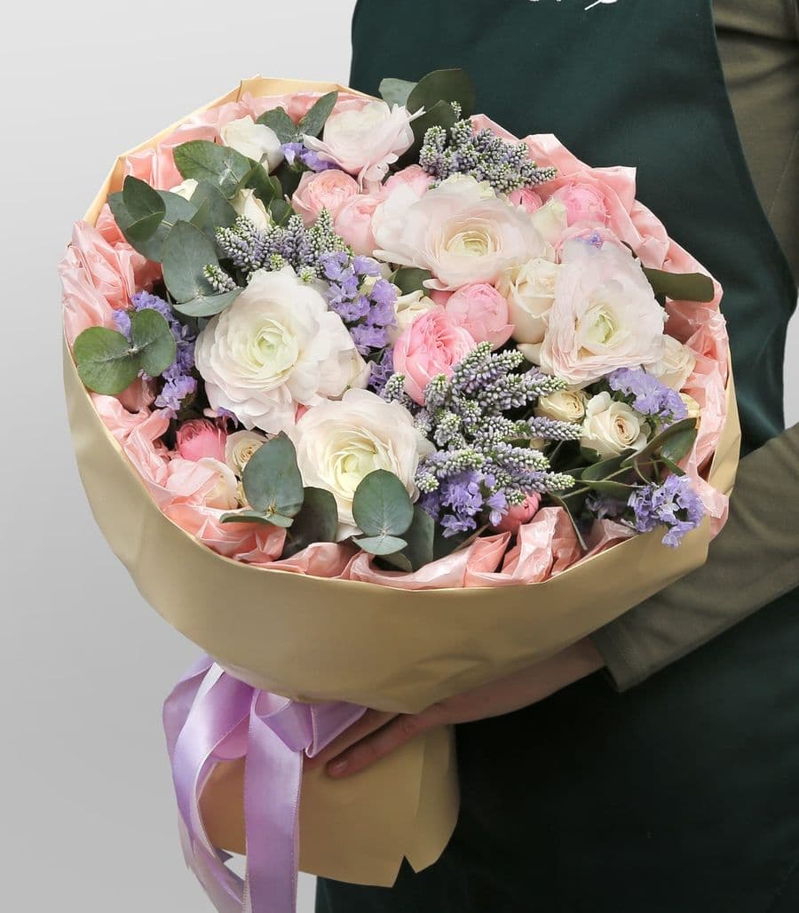 Букет из Ранункулюсов и Роз «Радуга цветов»