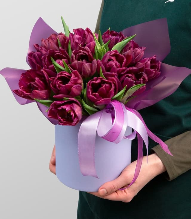 Композиция из Тюльпанов в шляпной коробке «Эффект фиалки» Композиция из Тюльпанов в шляпной коробке «Эффект фиалки»