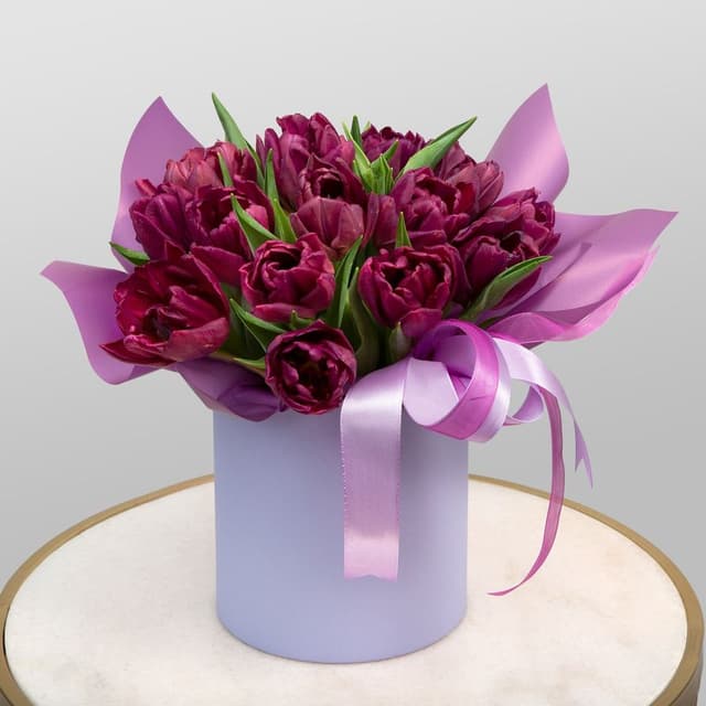 Композиция из Тюльпанов в шляпной коробке «Эффект фиалки» Композиция из Тюльпанов в шляпной коробке «Эффект фиалки»