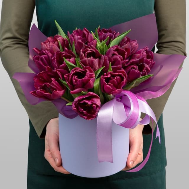 Композиция из Тюльпанов в шляпной коробке «Эффект фиалки» Композиция из Тюльпанов в шляпной коробке «Эффект фиалки»