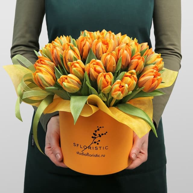 Композиция из Пионовидных Тюльпанов в шляпной коробке «Апельсиновое солнце» Композиция из Пионовидных Тюльпанов в шляпной коробке «Апельсиновое солнце»