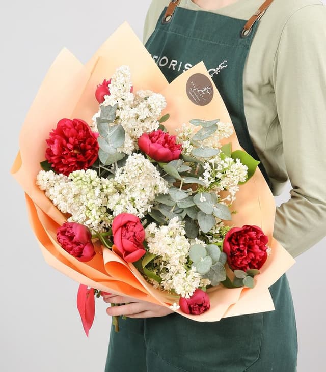 Букет из Пиона и Сирени «Летний вихрь» Букет из Пиона и Сирени «Летний вихрь»