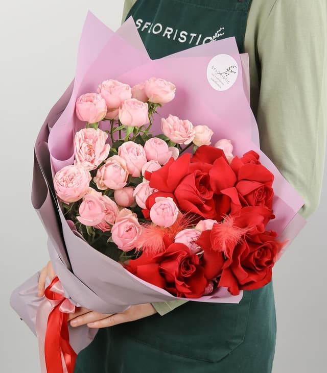 Букет из Кустовых Пионовидных и Эквадорских Роз «Ароматные мечты» Букет из Кустовых Пионовидных и Эквадорских Роз «Ароматные мечты»