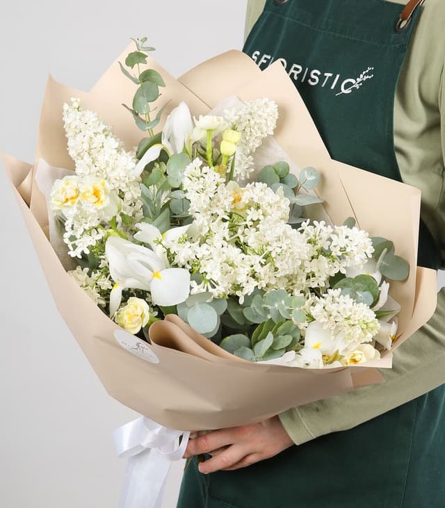 Букет из Сирени, Нарциссов и Ирисов «Весеннее облако» Букет из Сирени, Нарциссов и Ирисов «Весеннее облако»