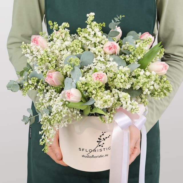 Композиция из Сирени и пионовидных Тюльпанов «Теплые объятия» Композиция из Сирени и пионовидных Тюльпанов «Теплые объятия»