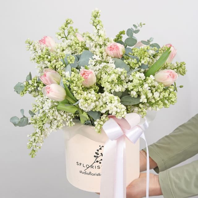 Композиция из Сирени и пионовидных Тюльпанов «Теплые объятия» Композиция из Сирени и пионовидных Тюльпанов «Теплые объятия»