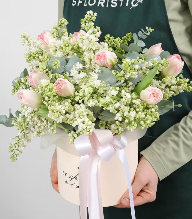 Композиция из Сирени и пионовидных Тюльпанов «Теплые объятия» Композиция из Сирени и пионовидных Тюльпанов «Теплые объятия»