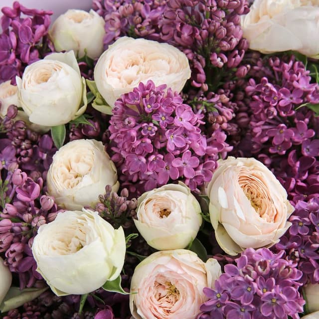 Букет из Сирени и кустовых пионовидных Роз «На закате» Букет из Сирени и кустовых пионовидных Роз «На закате»