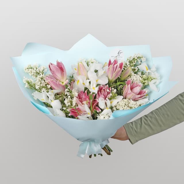 Букет из Сирени, Ириса и Лилий «Нежный вздох» Букет из Сирени, Ириса и Лилий «Нежный вздох»