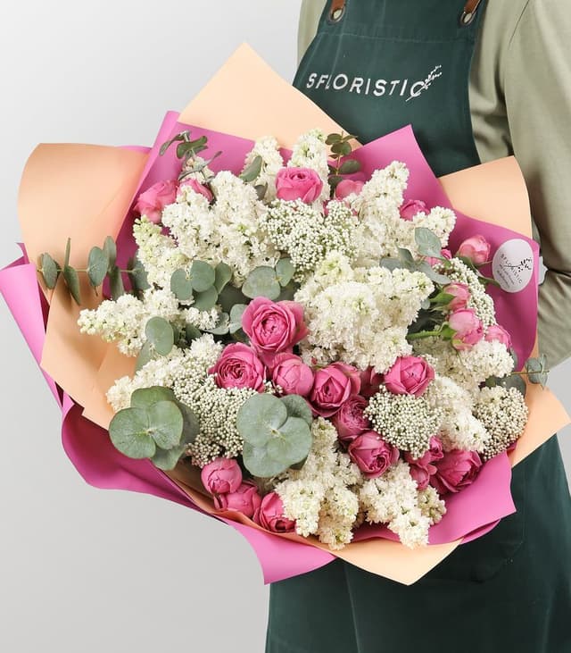 Букет из Сирени, Озотамнуса и кустовых Роз «Воздушный поцелуй» Букет из Сирени, Озотамнуса и кустовых Роз «Воздушный поцелуй»