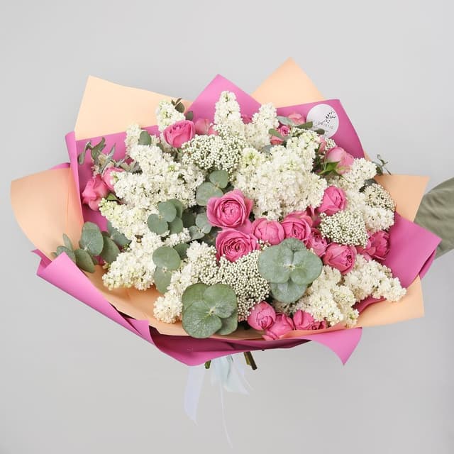 Букет из Сирени, Озотамнуса и кустовых Роз «Воздушный поцелуй» Букет из Сирени, Озотамнуса и кустовых Роз «Воздушный поцелуй»